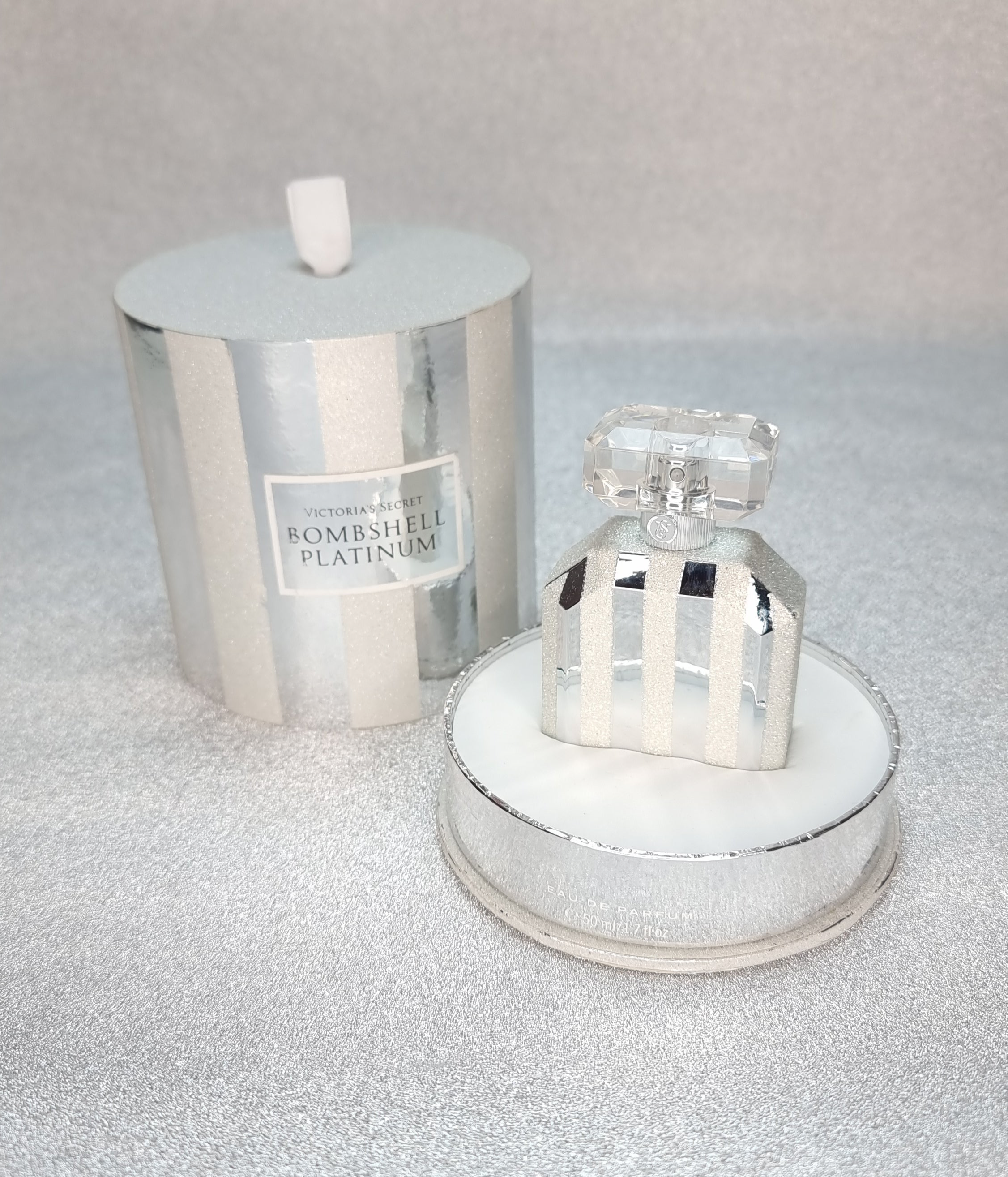 Stříbrná parfémová lahvička Victoria’s Secret Bombshell Platinum s odpovídajícím boxem, unikátní sběratelský tip