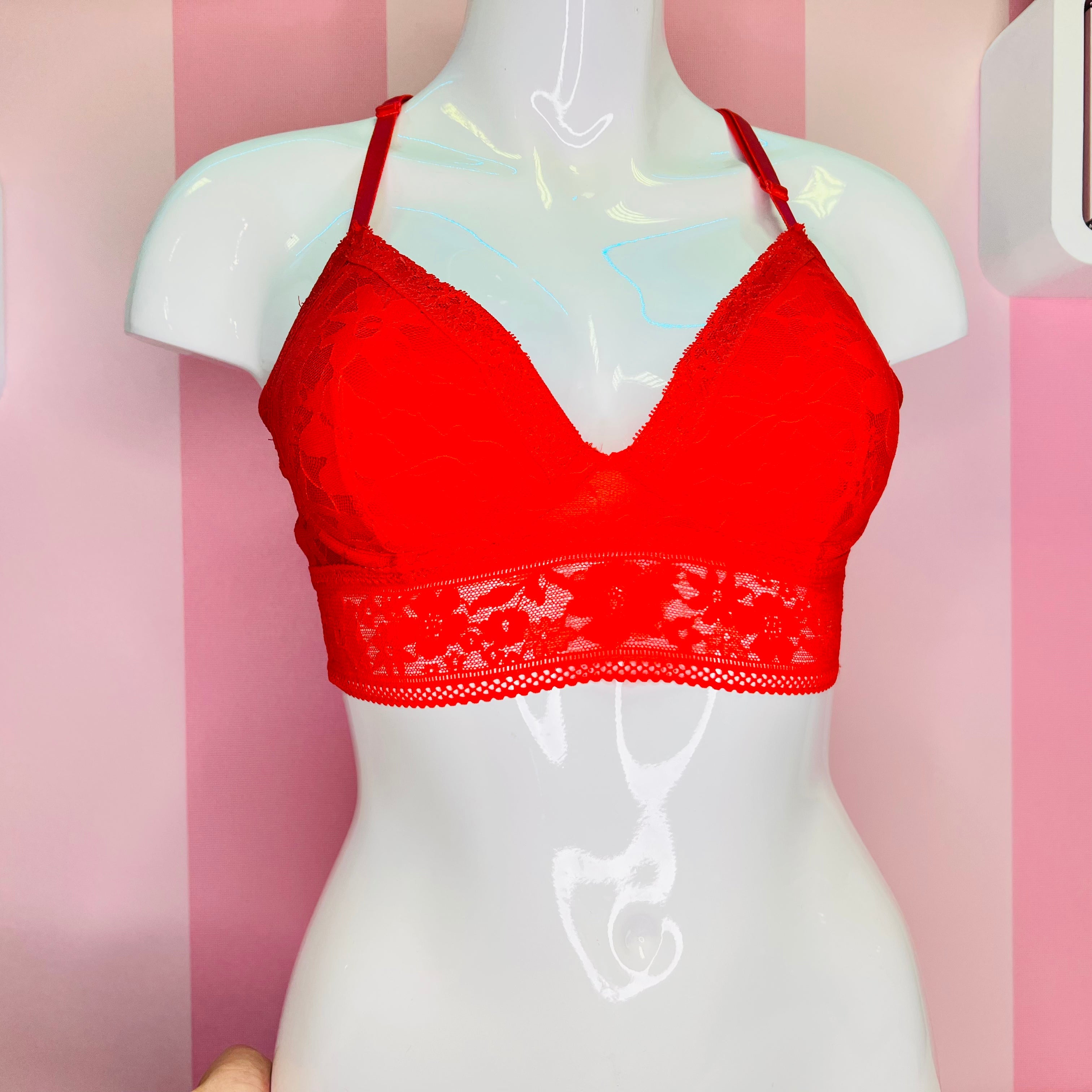 Sexy červená krajková braletka secret lace na bílém manekýnu