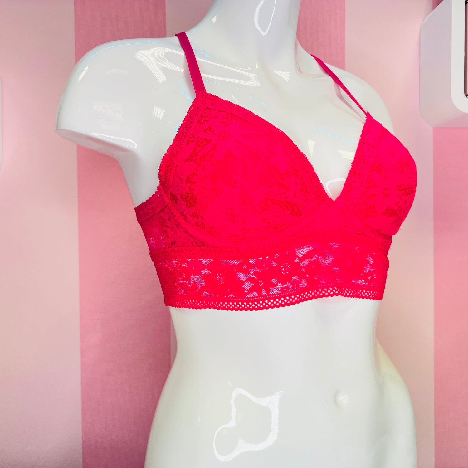 Sexy červená krajková braletka secret lace na mannequinovi