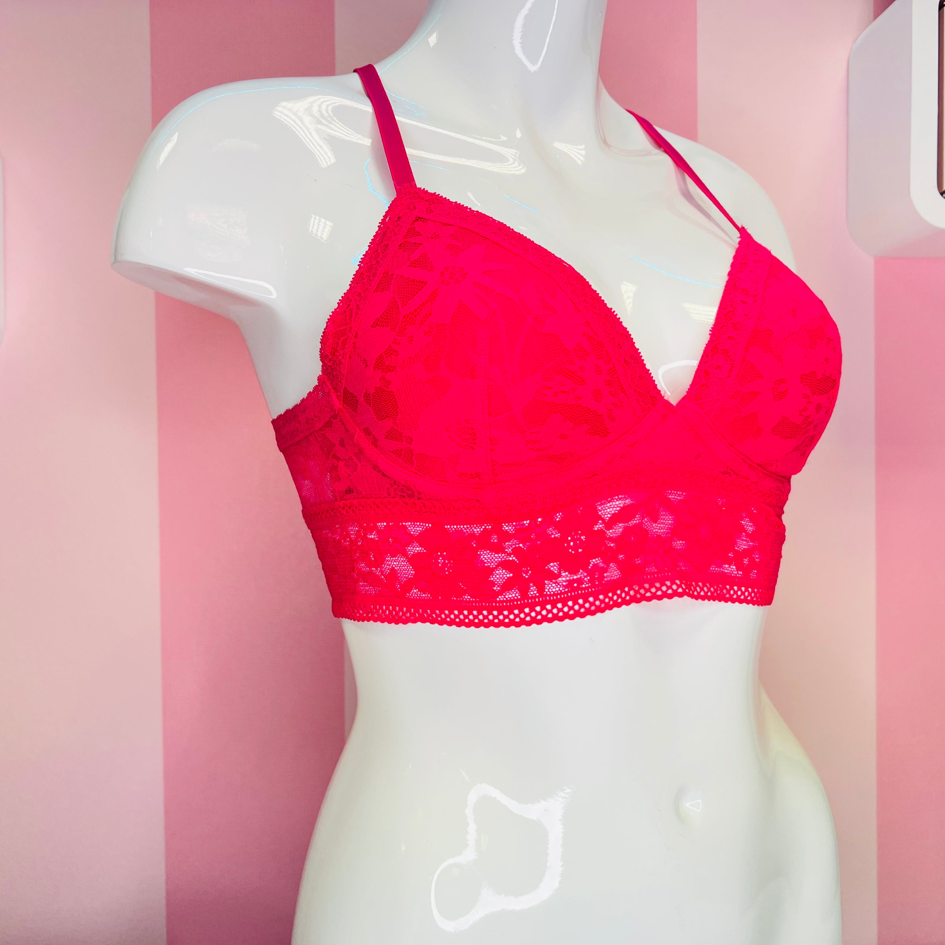 Sexy červená krajková braletka secret lace na mannequinovi
