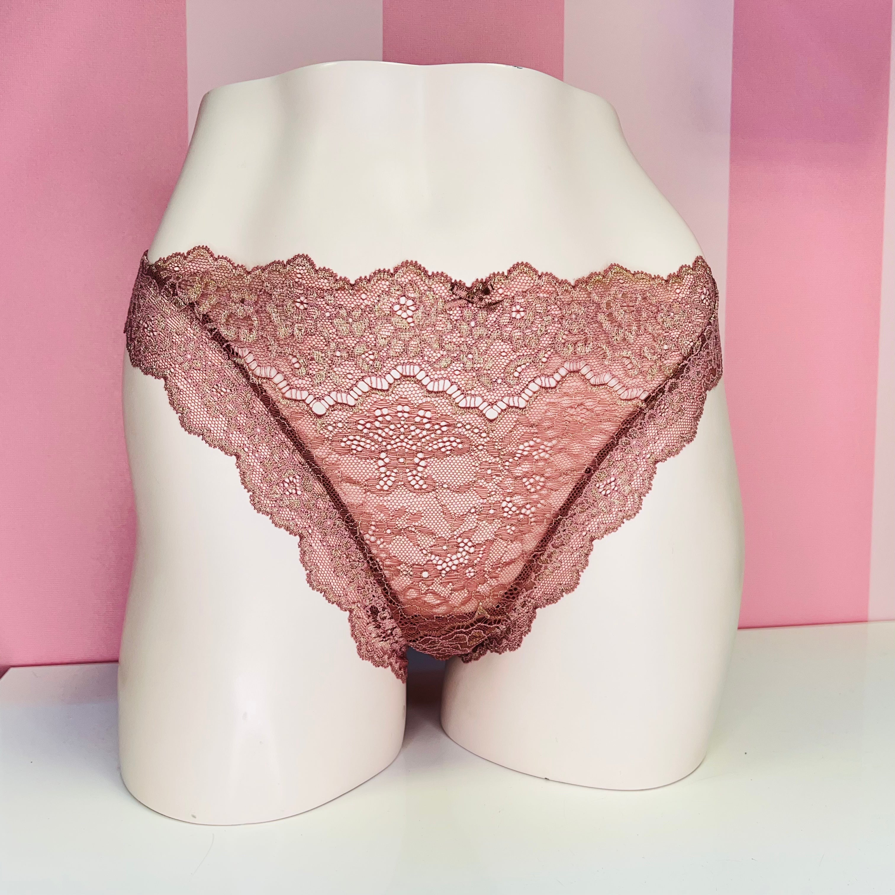 Růžové krajkové kalhotky Lace Delight od Victoria’s Secret na bílé manekýnce