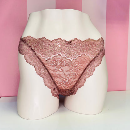 Růžové krajkové kalhotky Lace Delight od Victoria’s Secret na bílé manekýnce