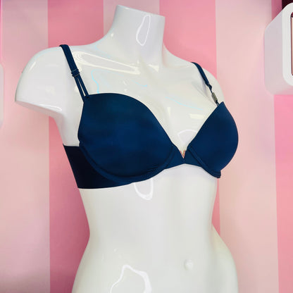 Modrá push-up podprsenka s nastavitelnými ramínky od Victoria’s Secret nebo Agent Provocateur