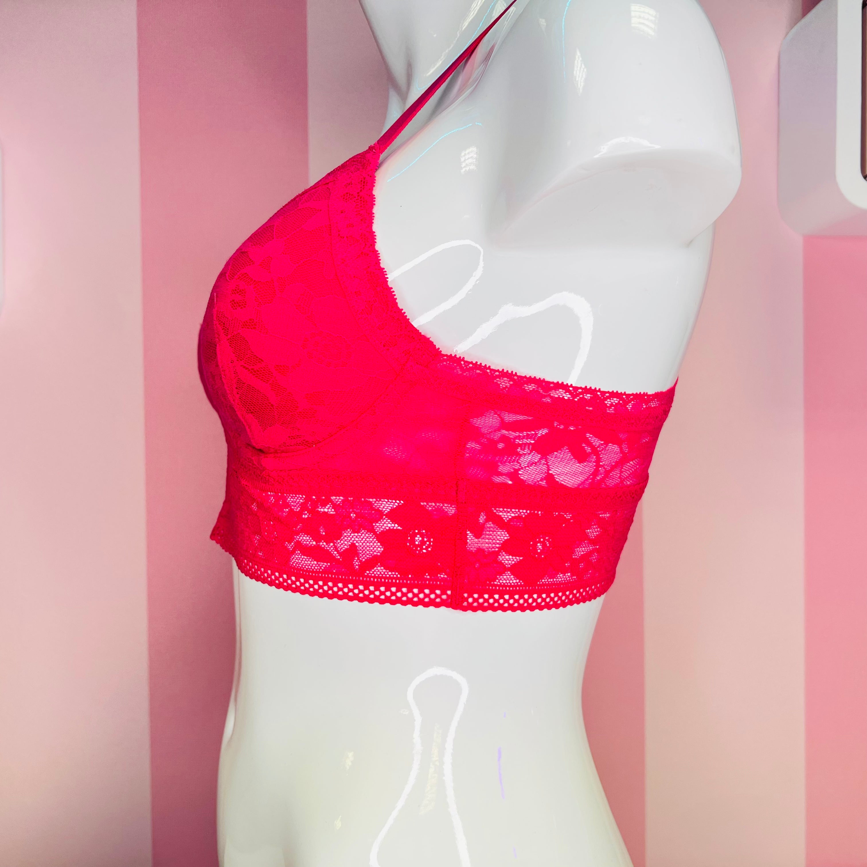 Sexy červená krajková braletka secret lace na figuríně, Victoria’s Secret stylu