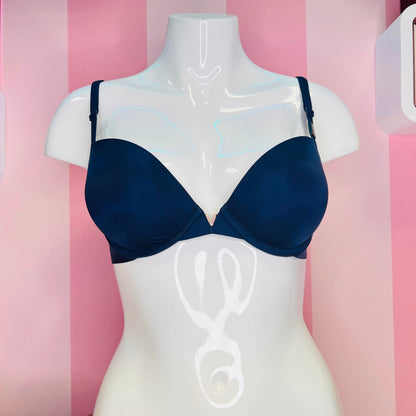 Navy modrá podprsenka na figuríně s nastavitelnými ramínky, inspirováno Victoria’s Secret
