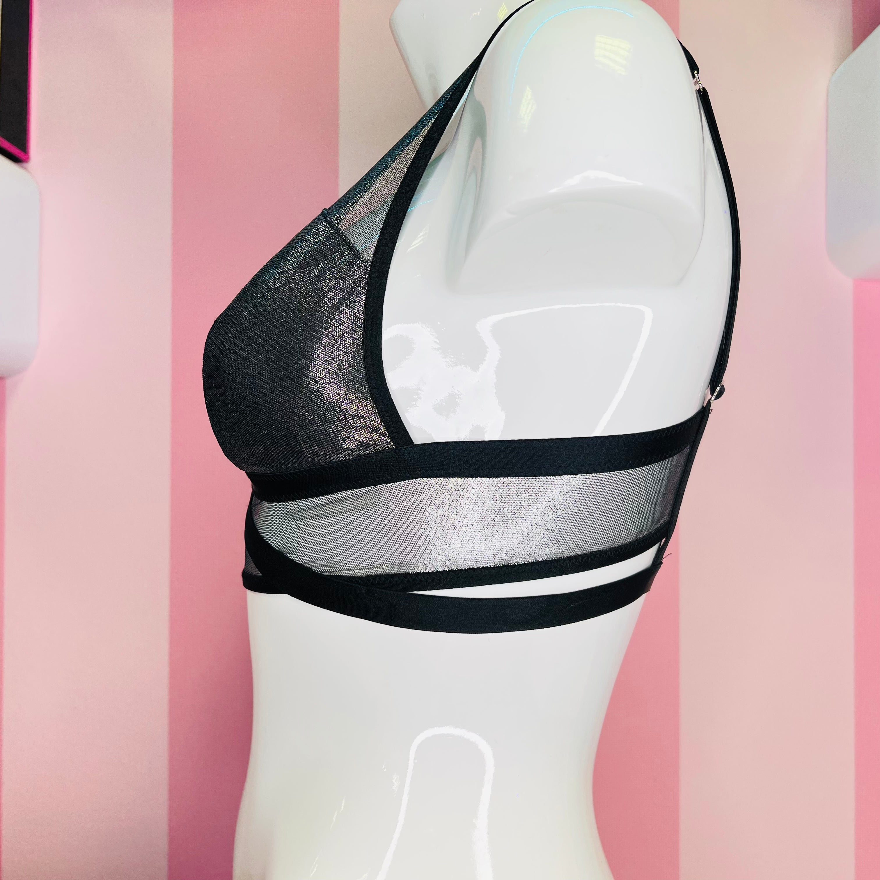 Mannequin s černou a stříbrnou braletou s nastavitelnými popruhy od Agent Provocateur nebo Victoria’s Secret