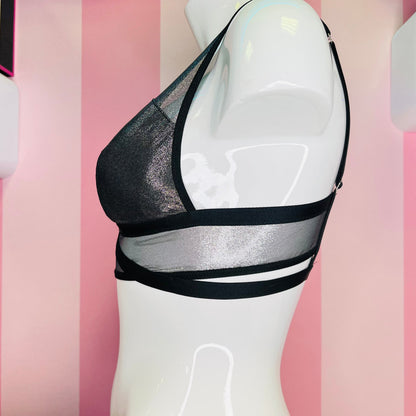 Mannequin s černou a stříbrnou braletou s nastavitelnými popruhy od Agent Provocateur nebo Victoria’s Secret