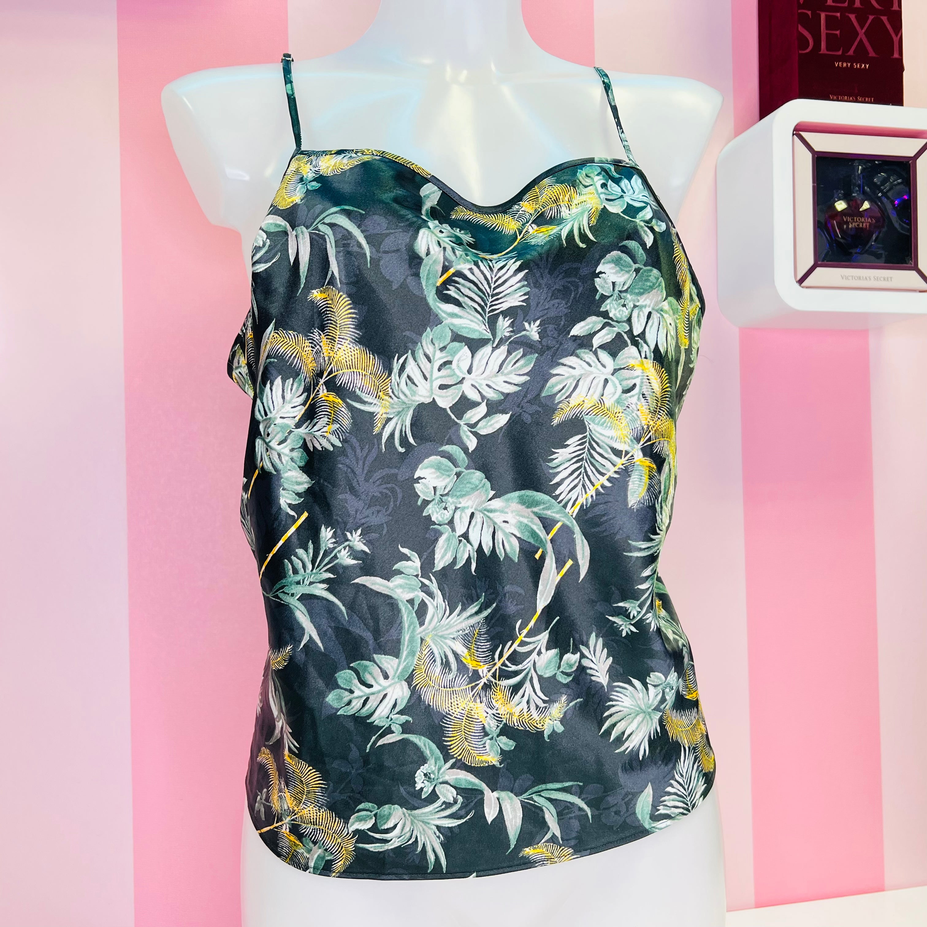 Black a žluto květinový print lehká košilka s bílou mannequinem, velmi lehkého materiálu