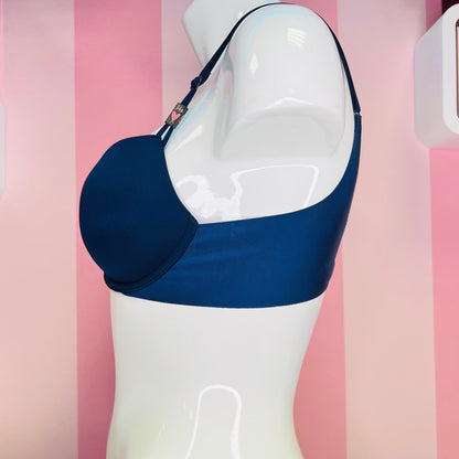 Modrá podprsenka s nastavitelnými ramínky na mannequin, ideální pro každý den