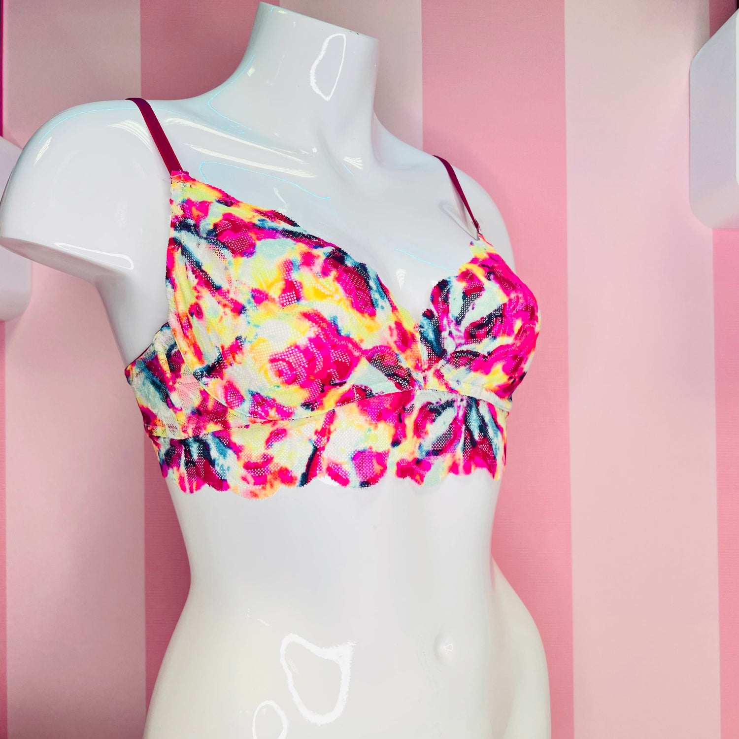 Krajkový bralette Kouzlo Secret Pink s květinovým potiskem na mannequinu