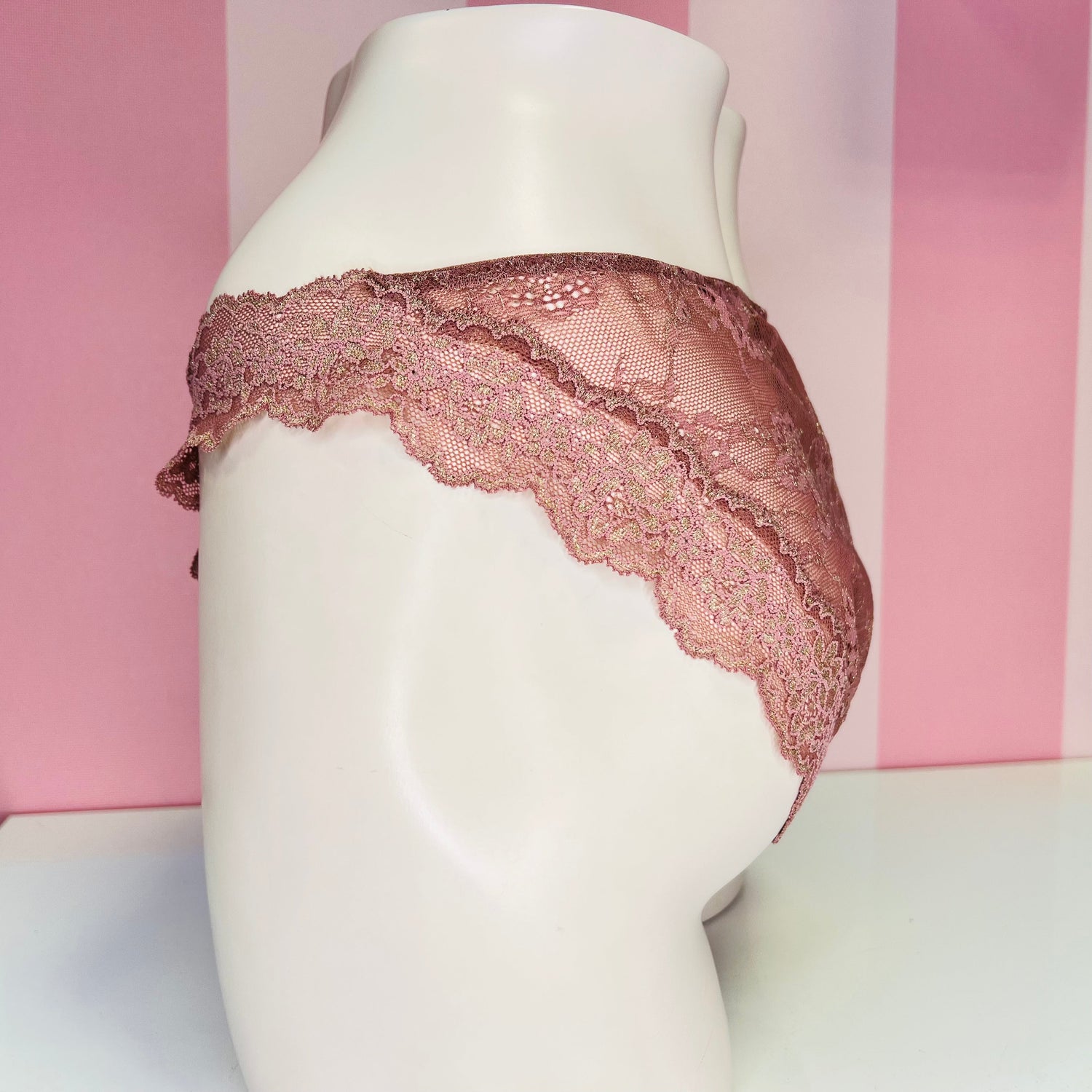Pinkové krajkové kalhotky Lace Delight od Victoria’s Secret na bílé figuríně