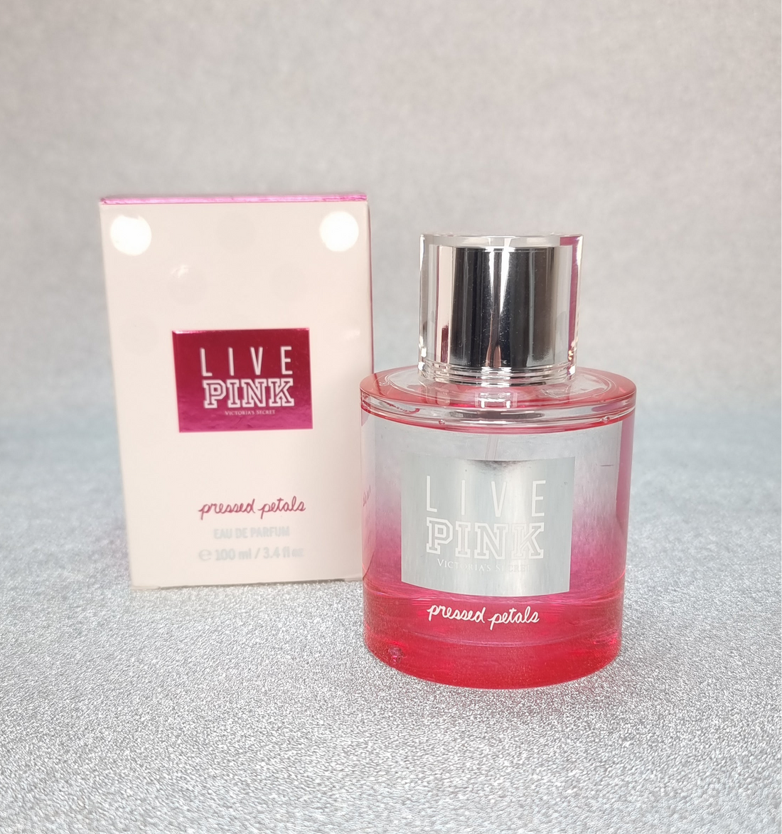 Růžová parfémová lahvička s boxem Victoria’s Secret Live Pink Pressed Petals moderní ženy květinová vůně s tóny lot