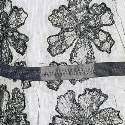 Floral lace fabric with elastic band on Sera Phina svádivé síťované body