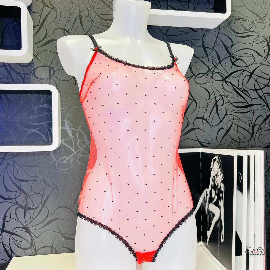 Manekýn s růžovým body poppie s černými puntíky od Agent Provocateur