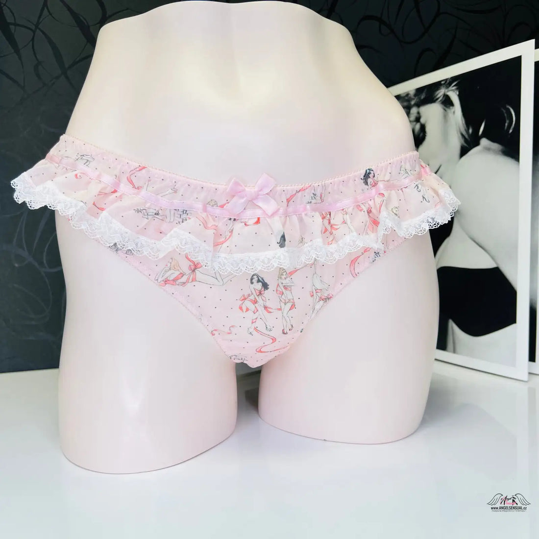 Růžové krajkové tanga Agent Provocateur s volánkem pro elegantní ženy