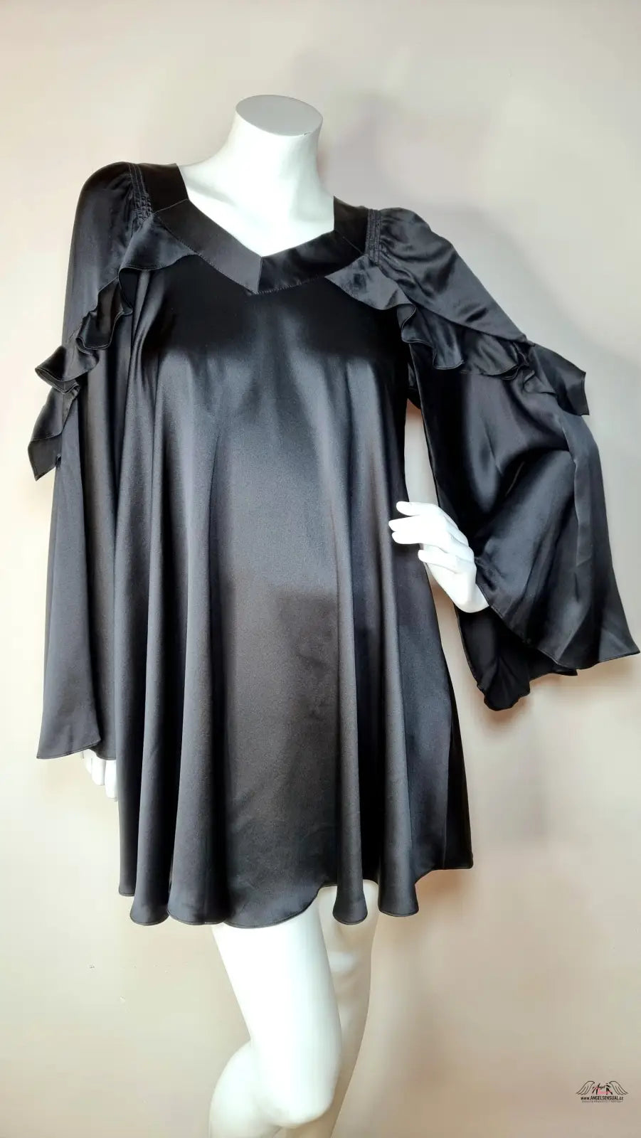Agent Provocateur Hedvábná Košilka May Babydoll Black s černou saténovou látkou a ruffled rukávy