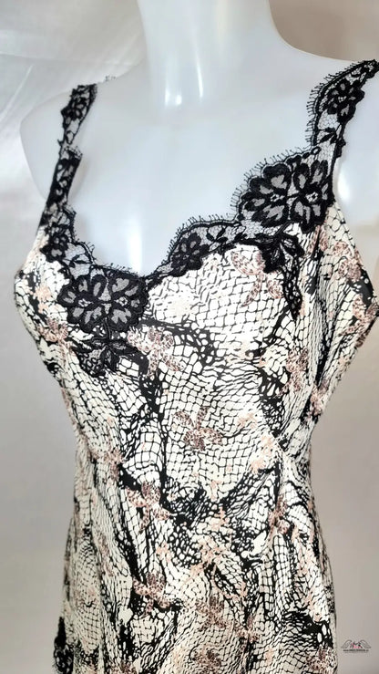 Elegantní krajková krátká košilka Gulia Short Slip s bílým, černým a růžovým hadím vzorem