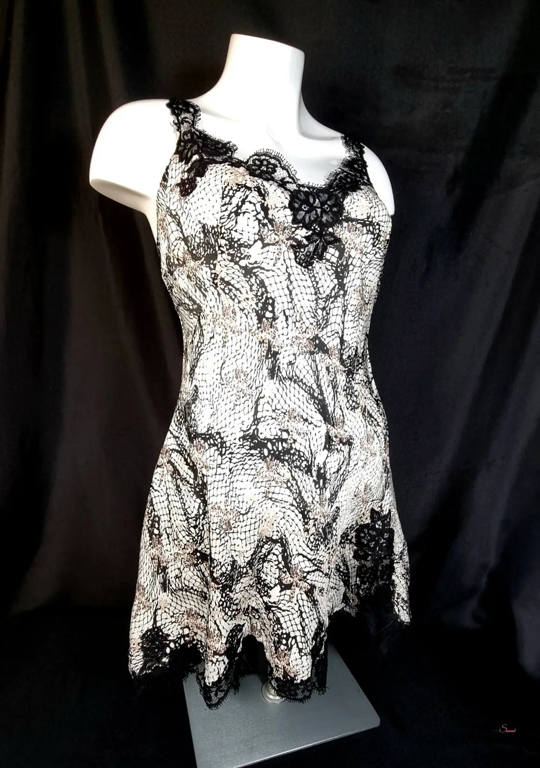 Černobílá elegantní krajková krátká košilka Gulia Short Slip s krajkou
