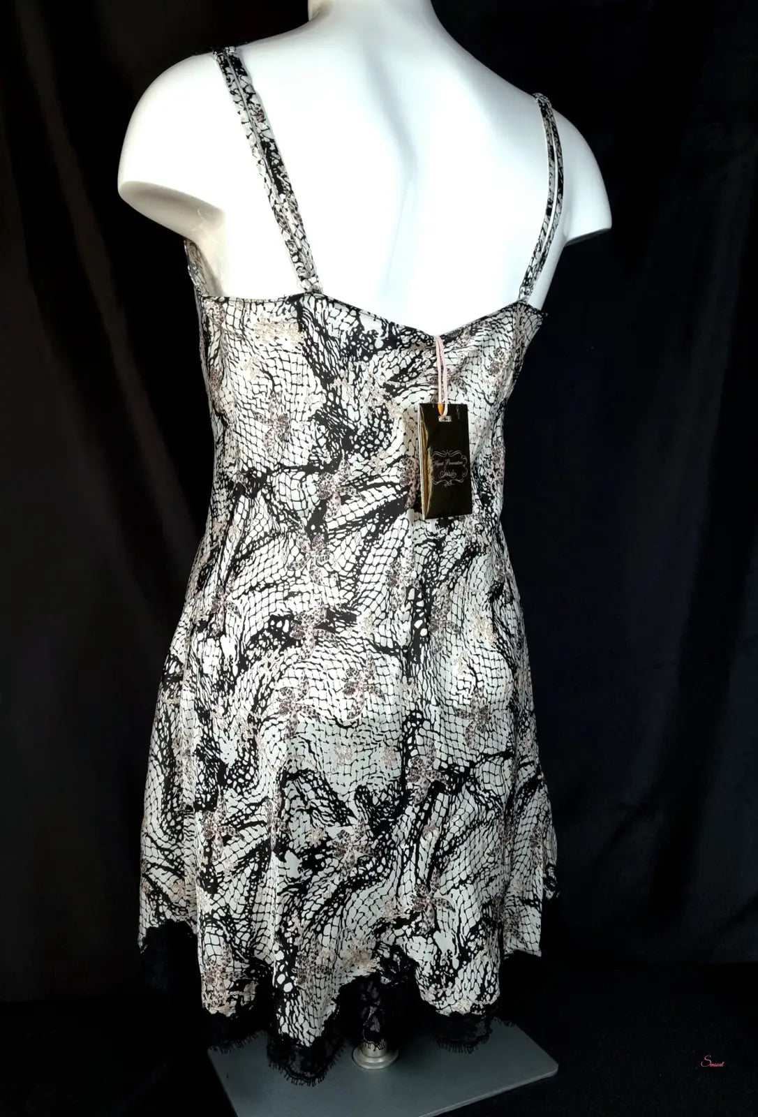 Elegantní krajková krátká košilka Gulia Short Slip s černo-bílým vzorem