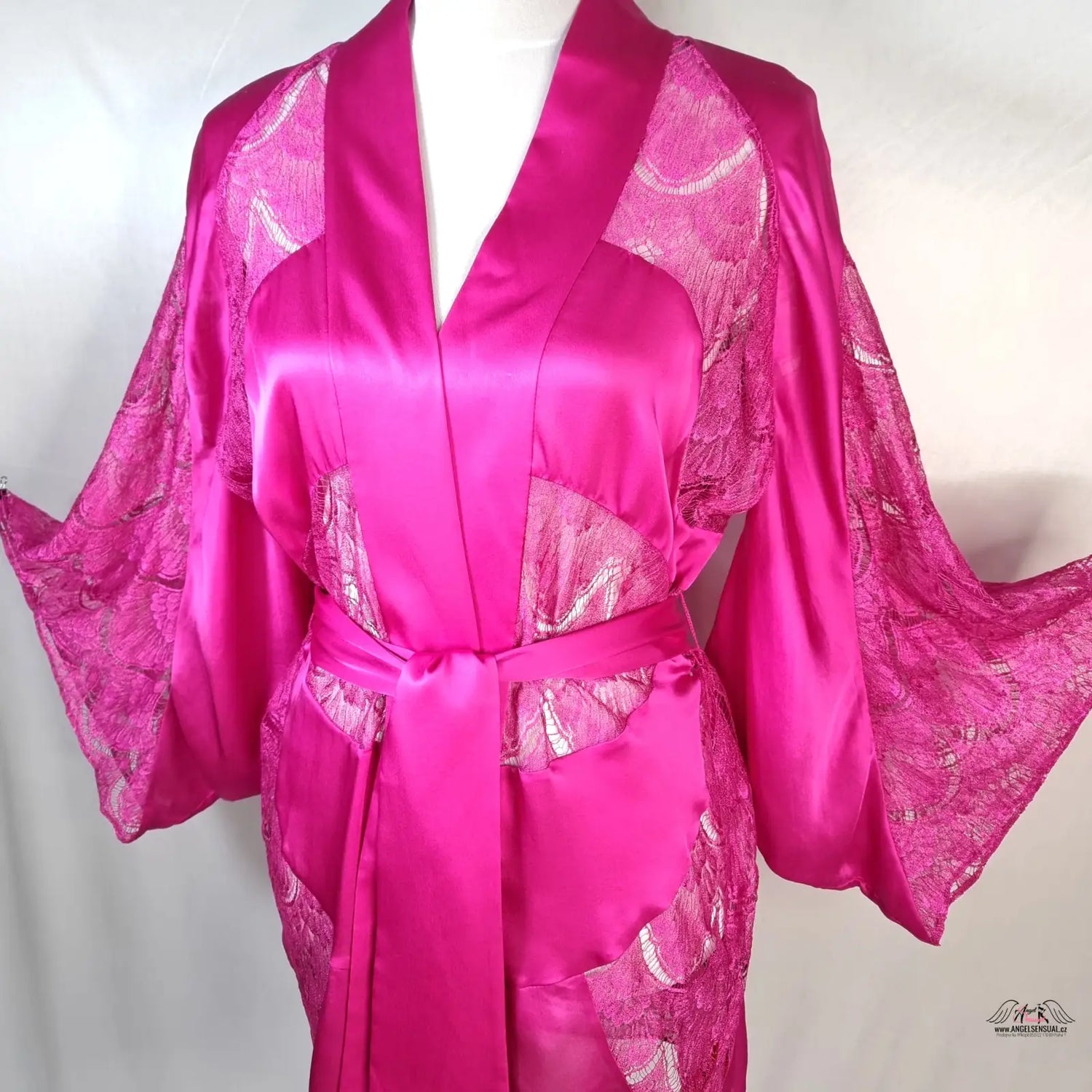 Fuchsiově růžový hedvábný župánek Kimono Emie od Agent Provocateur s krajkou a páskem