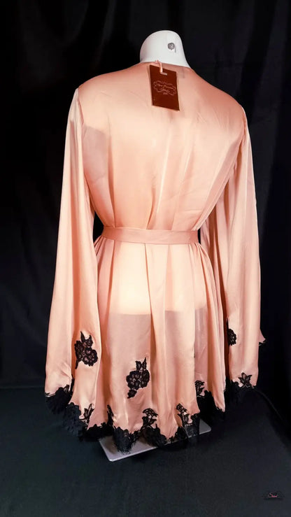 Peachové kimono Gulia s černým květinovým krajkovým lemem, luxusní kimono Gulia