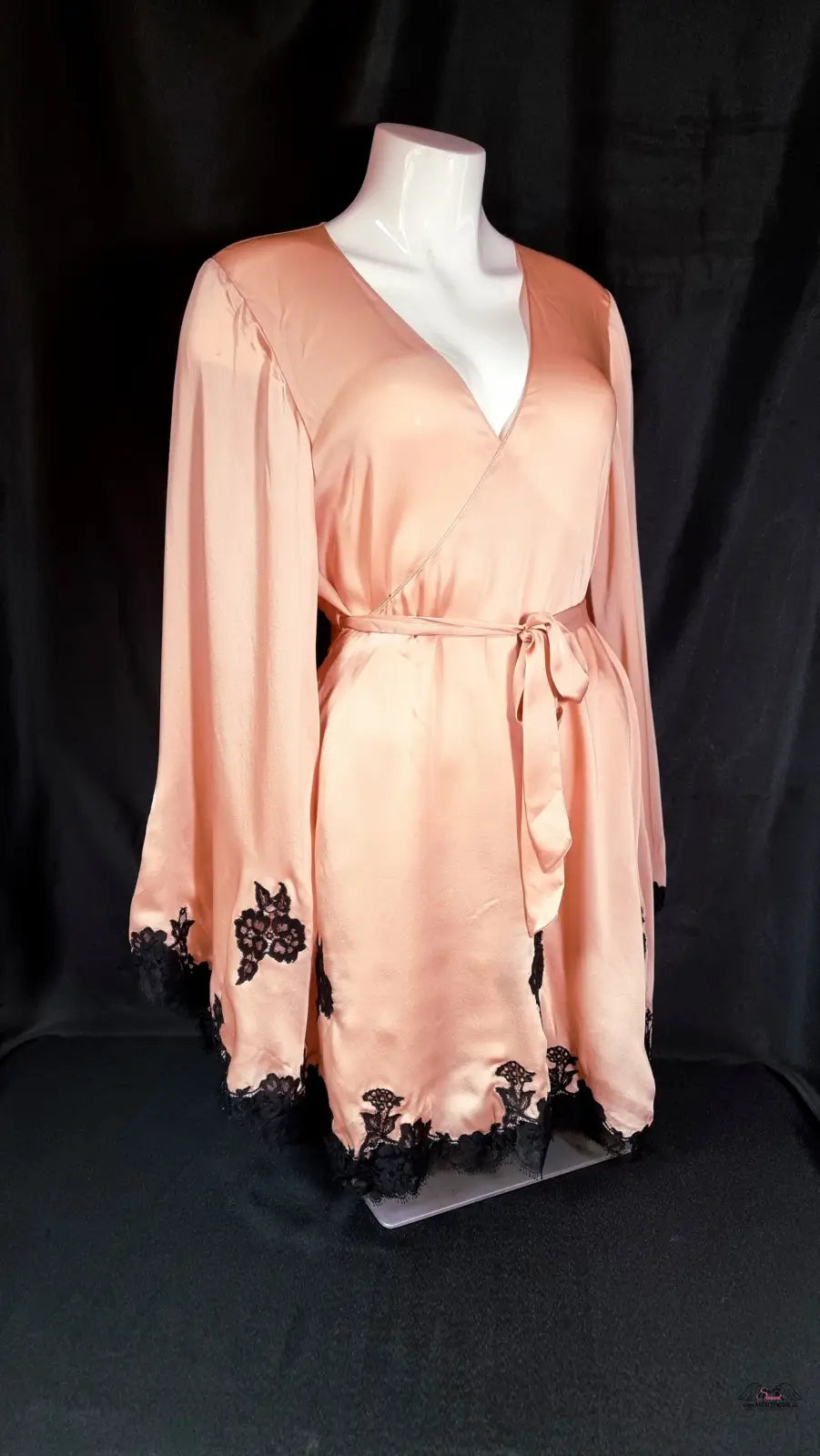 Peach-colored kimono Gulia s černým krajkovým lemem, luxusní kimono Gulia