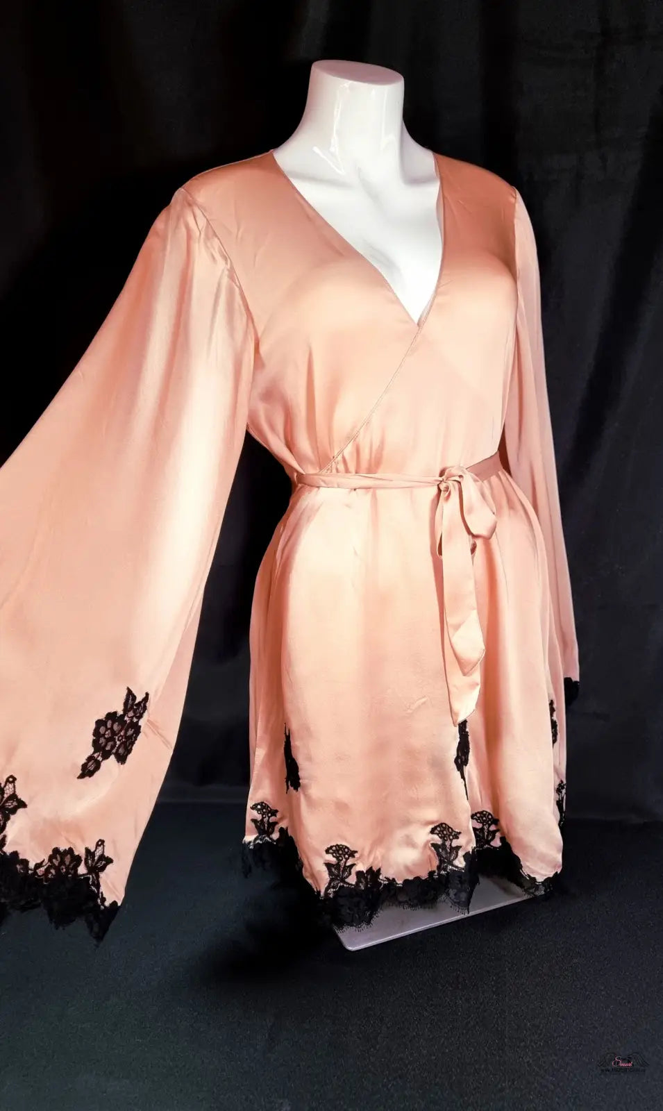 Peachové saténové kimono Gulia s černým krajkovým lemem, luxusní kimono Gulia