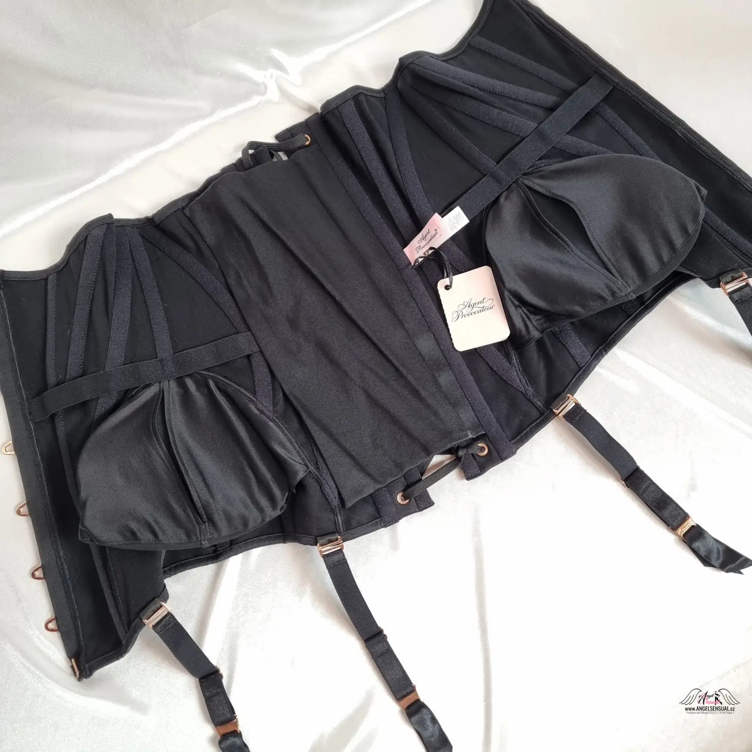 Luxusní korzet Cadance s černým koženým postrojem, nastavitelné popruhy a kovové přezky