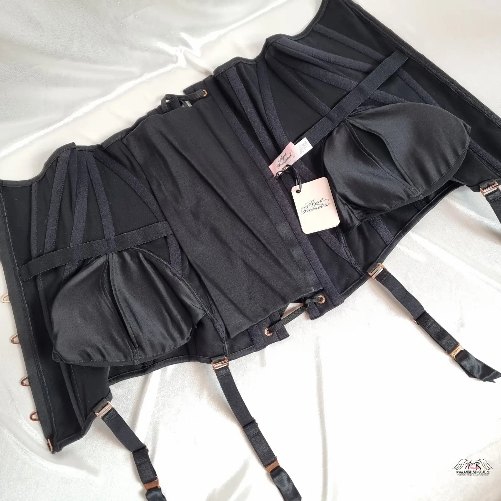 Luxusní korzet Cadance s černým koženým postrojem, nastavitelné popruhy a kovové přezky