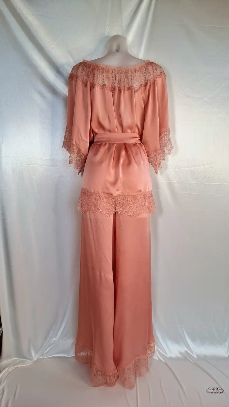 Salmonově růžový saténový pyžamový set Racqulle Peach od Agent Provocateur s krajkou