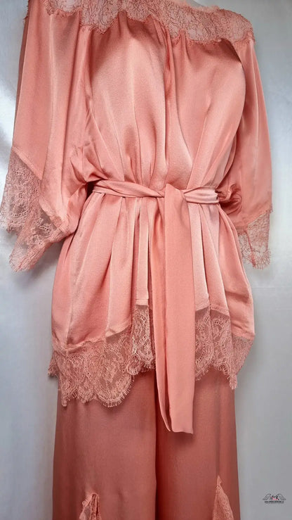 Salónově růžový saténový pyžamový set Agent Provocateur Racqulle Peach s krajkovým lemem