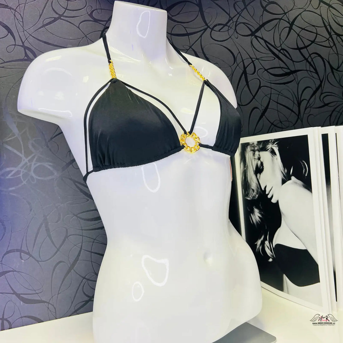 Bílý top bikiny Agent Provocateur Cee Cee na manekýně s černými a žlutými detaily