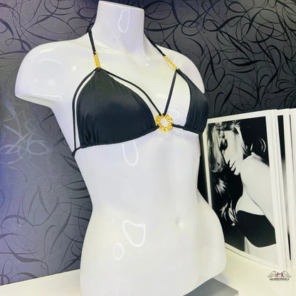 Bílý top bikiny Agent Provocateur Cee Cee na manekýně s černými a žlutými detaily