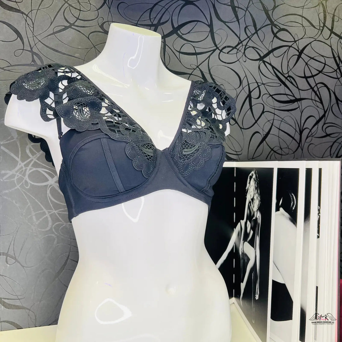 Černá krajková podprsenka na manekýnu s názvem Agent Provocateur Horní Díl Plavek Daize