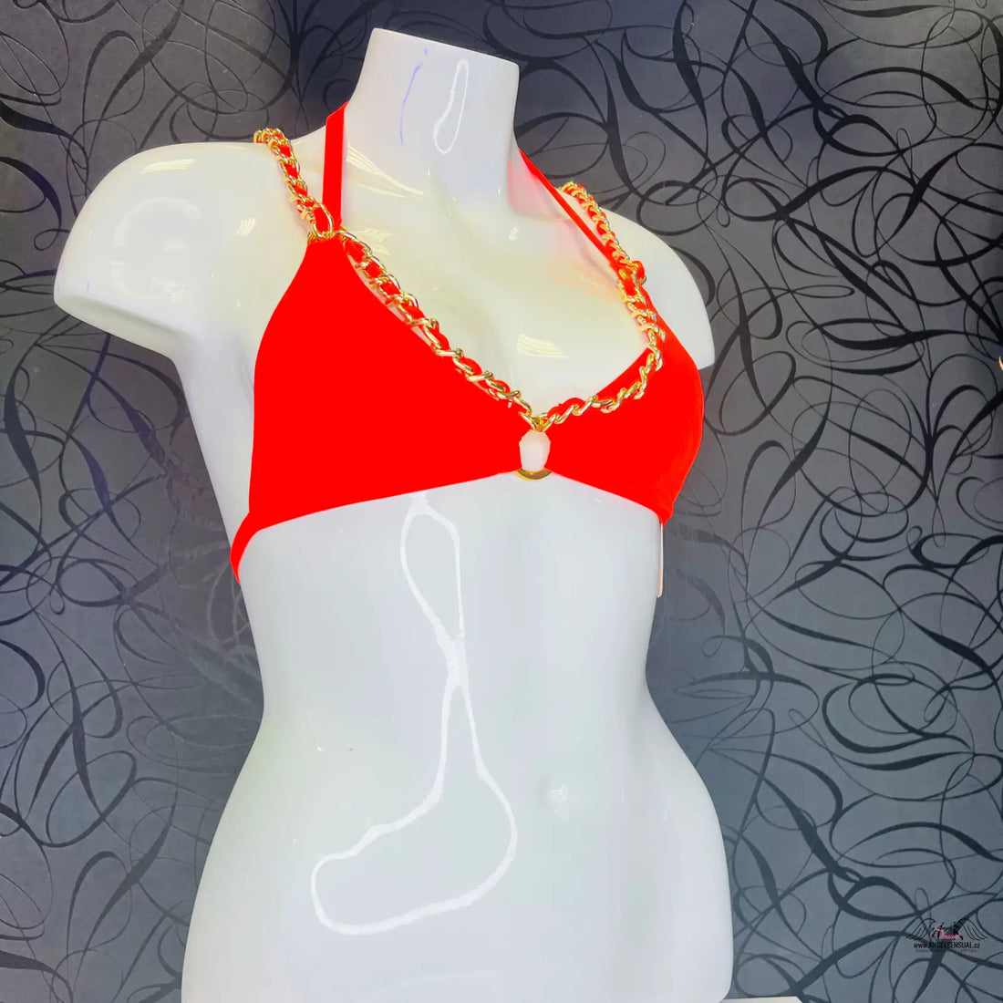 Červený horní díl plavek Agent Provocateur Harper s zlatými řetězy na bílé figuríně