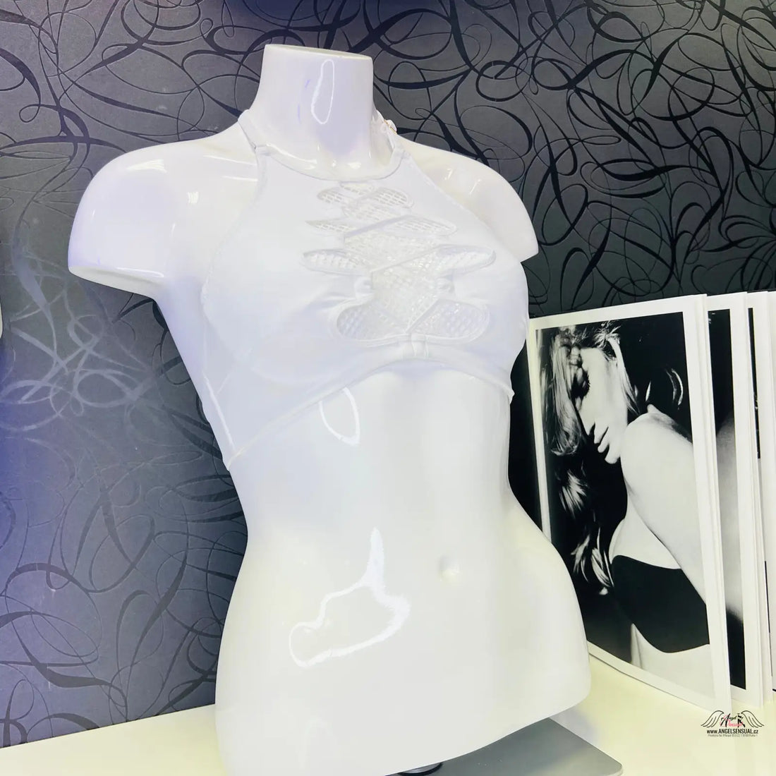 Bílý manekýn torzo bez paží nebo hlavy s horním dílem plavek Hatty