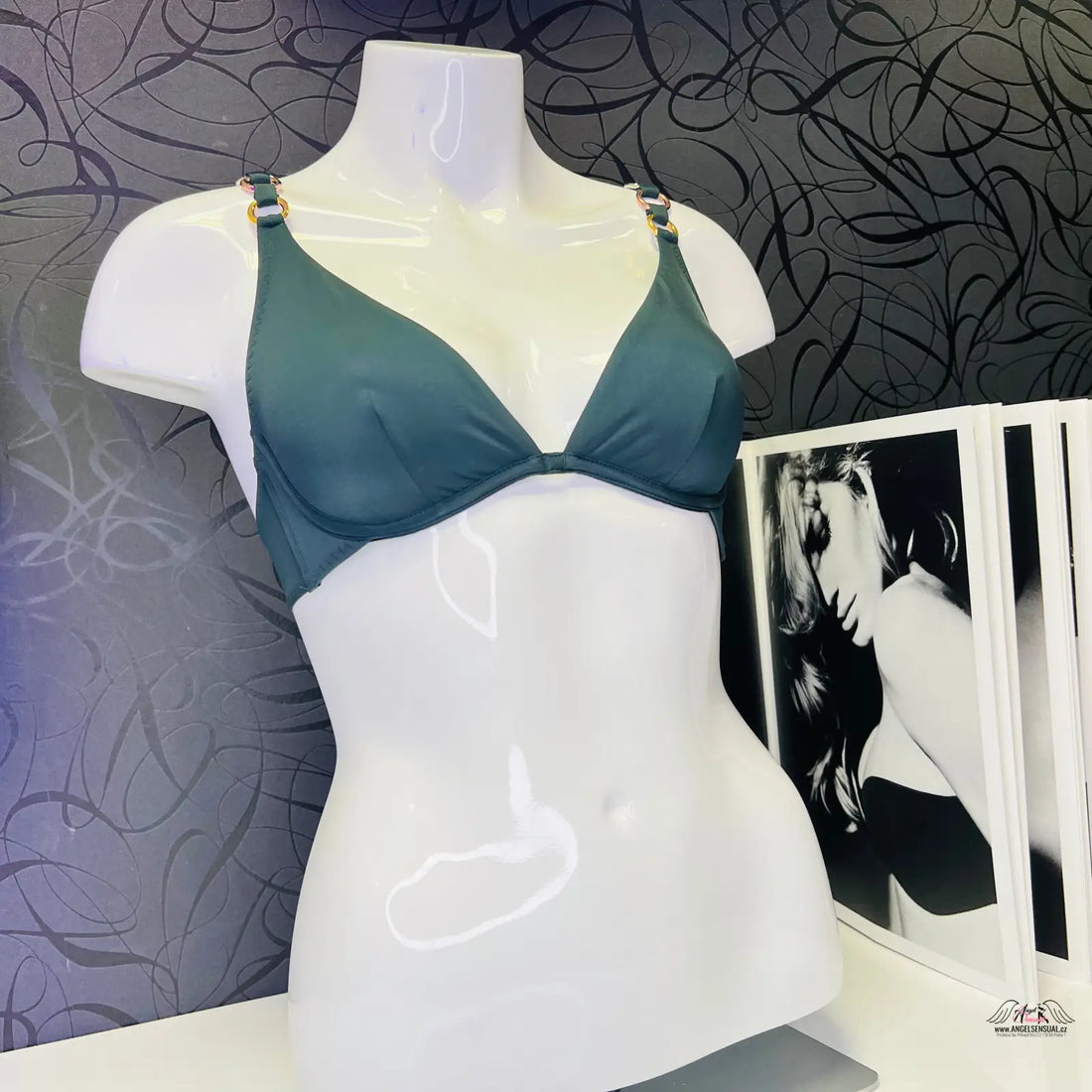 Blízký záběr na mannequin s zeleným horním dílem plavek Kayla od Agent Provocateur