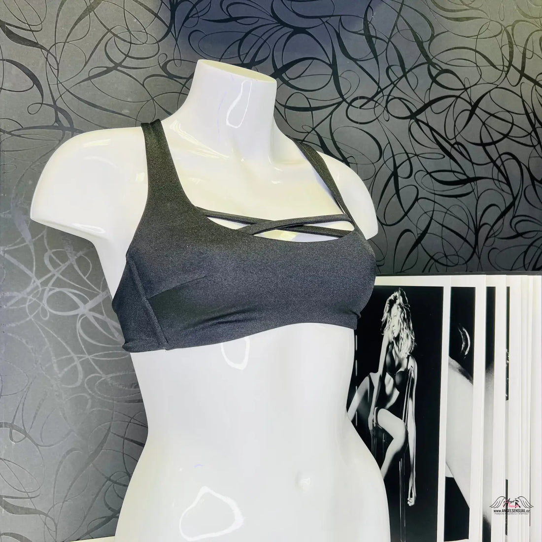 Šedý sportovní vršek na figuríně, stylový horní díl plavek Agent Provocateur