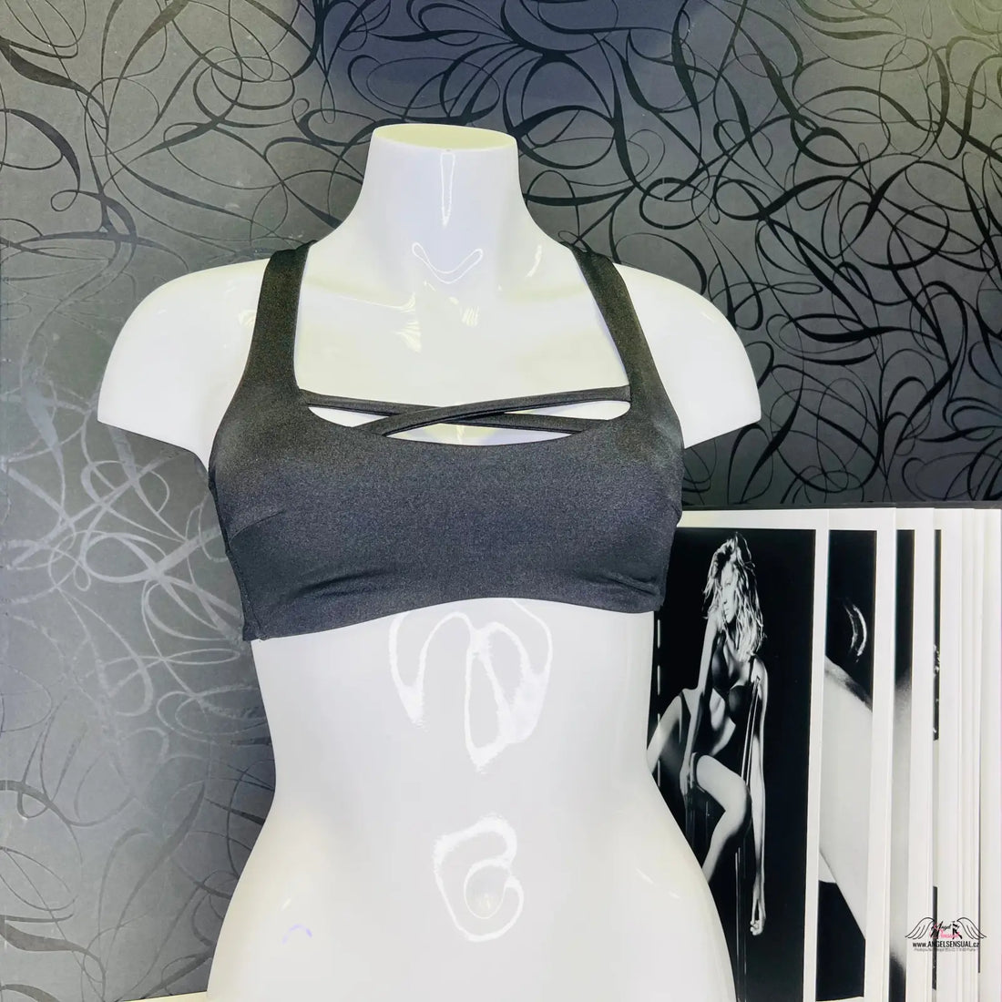 Šedý sportovní top na figuríně k produktu Agent Provocateur Horní Díl Plavek Keia, stylový horní díl plavek