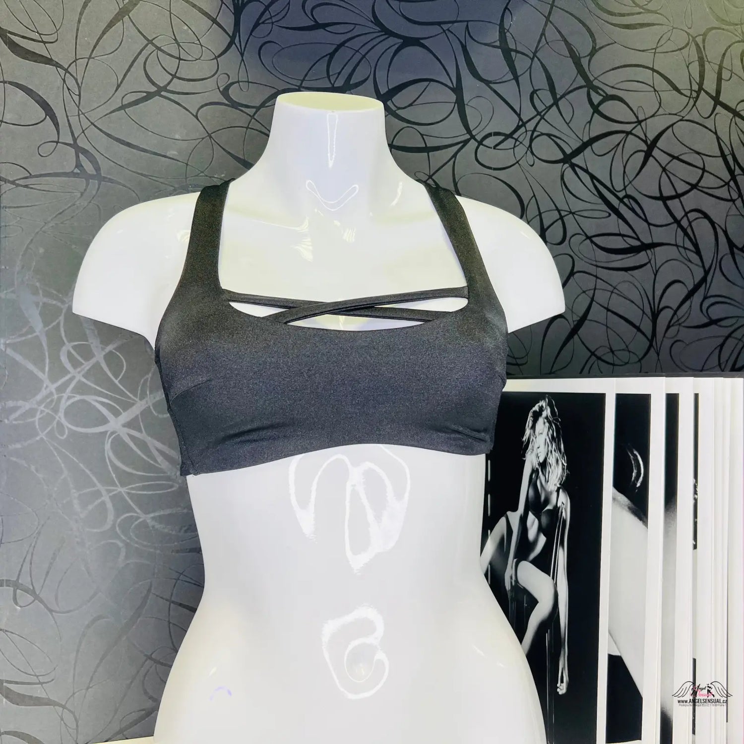 Šedý sportovní top na figuríně k produktu Agent Provocateur Horní Díl Plavek Keia, stylový horní díl plavek