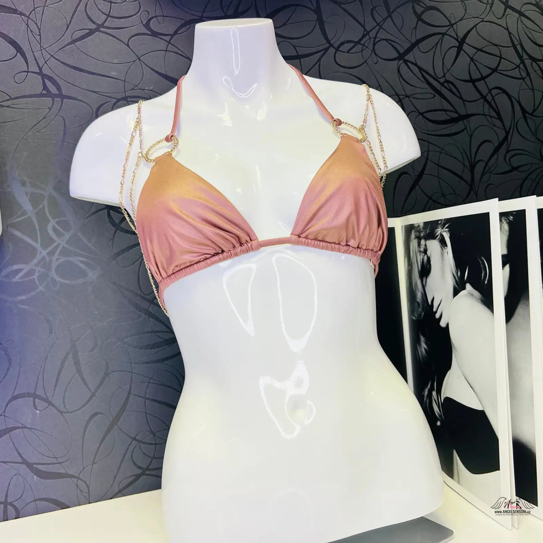 Pink a meruňkový trojúhelníkový horní díl plavek s zlatými ozdobami na bílém modelu