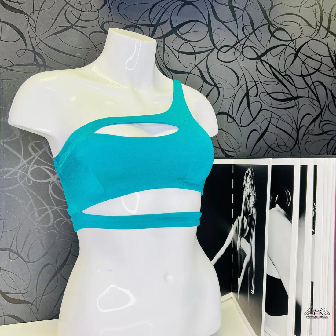 Turquoise asymetrická podprsenka Lexxi od Agent Provocateur na figuríně