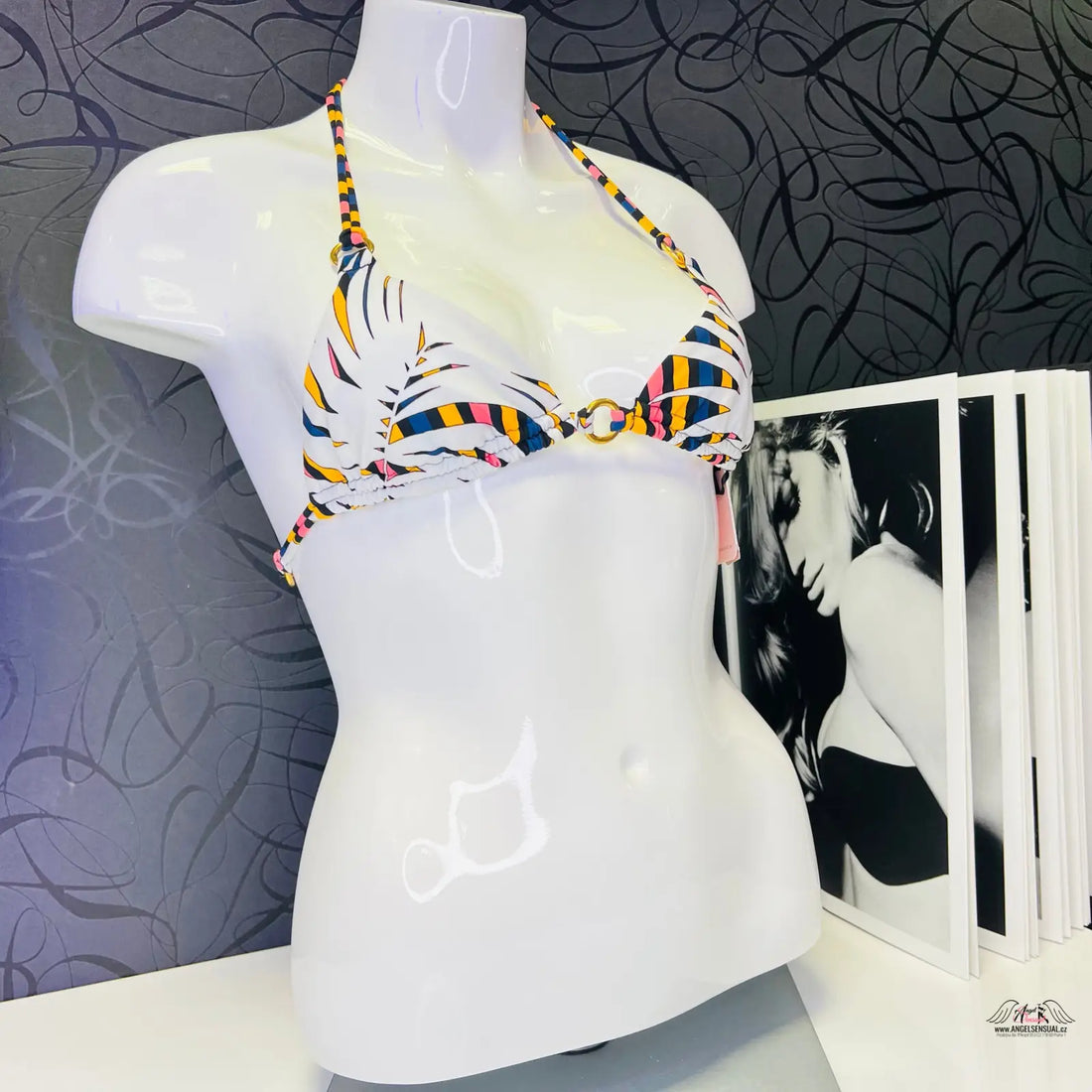 Bílý model s barevný horní díl plavek Agent Provocateur s ozdobnými zlatými kroužky