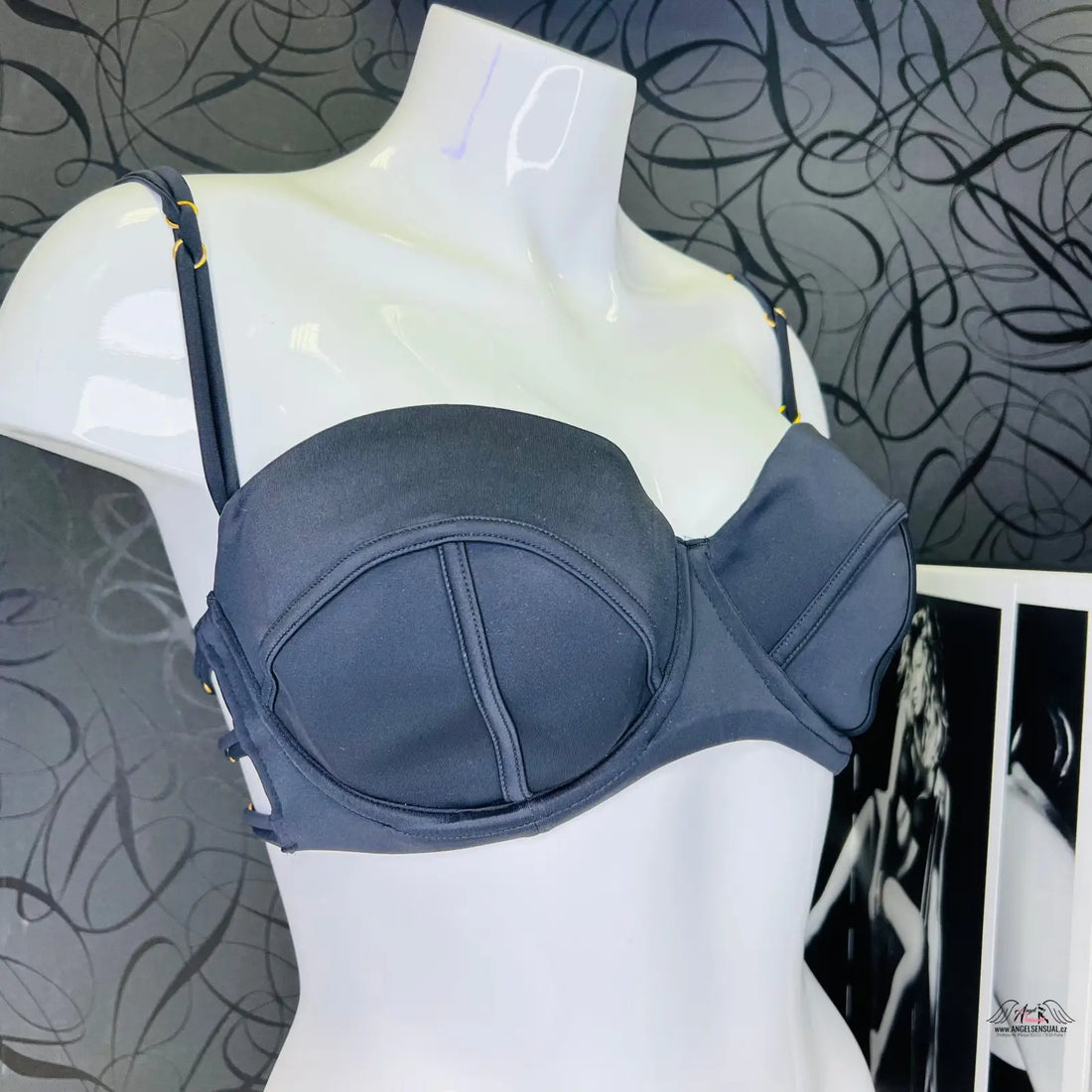 Černý podprsenka s ozdobnými proužky z dílu plavek Montano, horní díl plavek