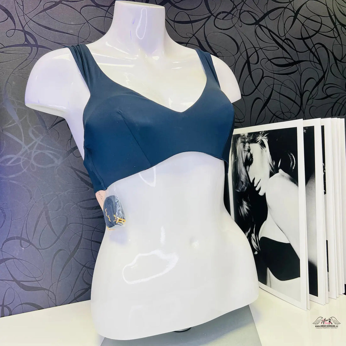 Mannequin torso v tmavě modrém horním díle plavek Pia pro komfort a styl