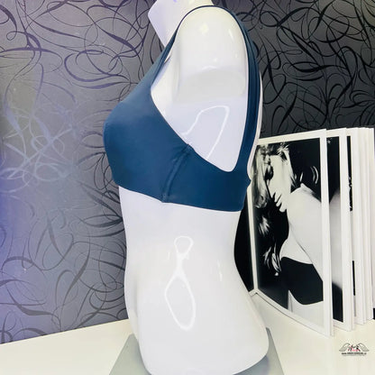 Blue sports bra na bílém manekýnu, horní díl plavek Pia komfort, tmavě modrý horní díl