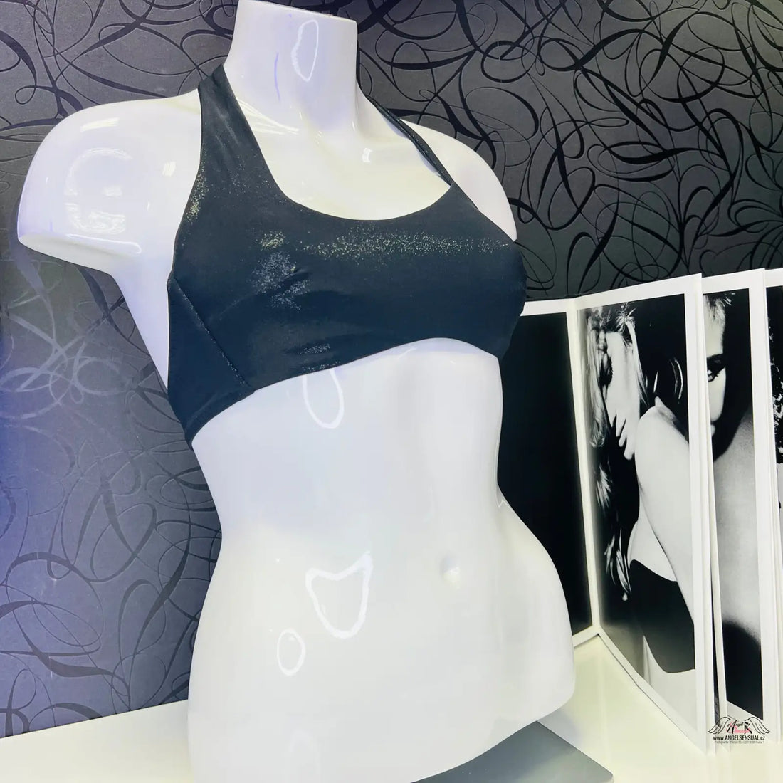 Black sportovní podprsenka na bílém manekýnu, zářivý horní díl plavek Raven