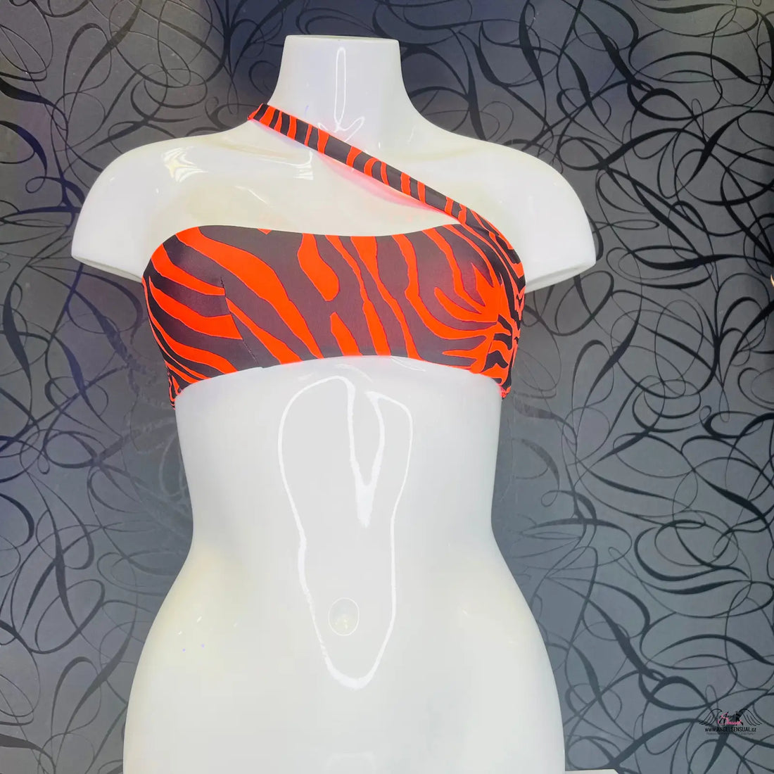 Orange a šedý zebra pruhovaný horní díl plavek Tori na bílém modelu