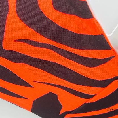 Oranžovo-černý zebra pruhovaný vzor na horním dílu plavek Tori