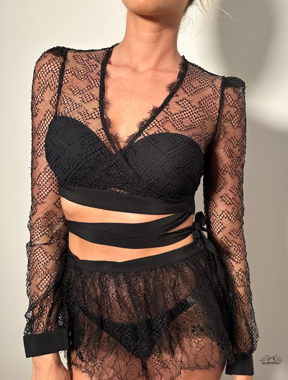 Agent Provocateur Elsey Wrap Top s krajkovými rukávy a průhlednými detaily